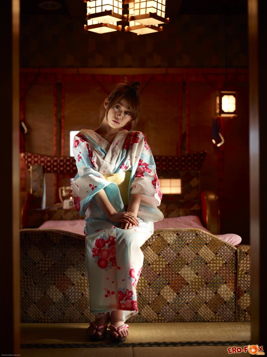 Японка с большой грудью и волосатой писькой в постели - фото