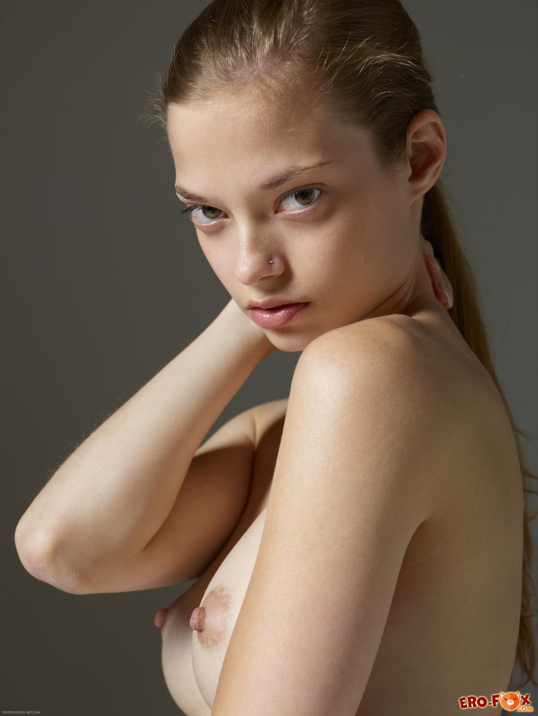Молодая модель с худощавым голым телом - фото