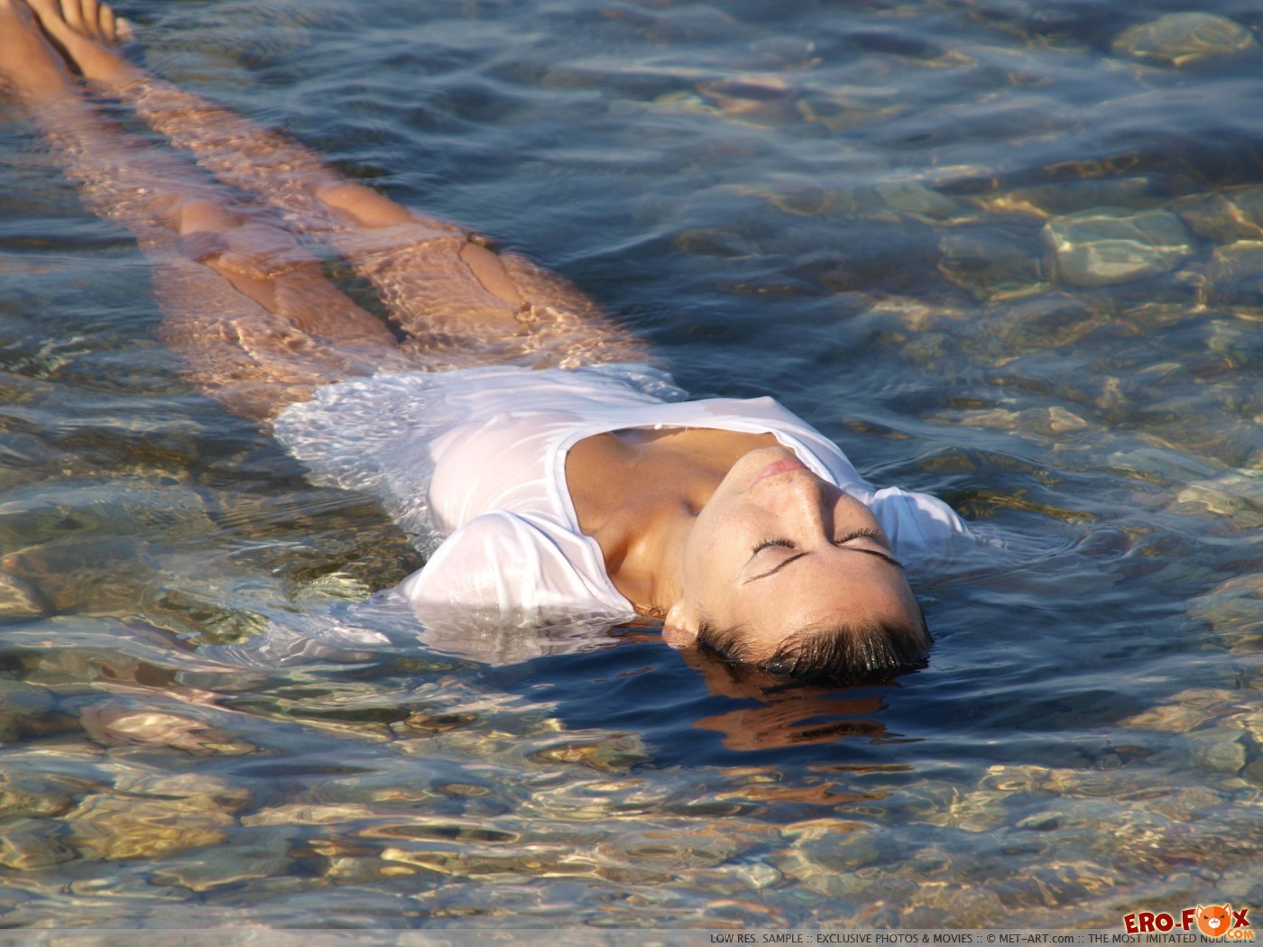 Молодая девушка купается в море без трусов - фото