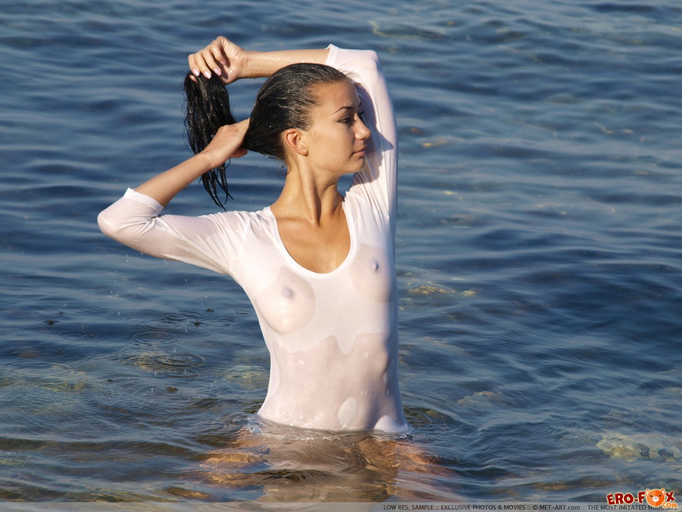 Молодая девушка купается в море без трусов - фото