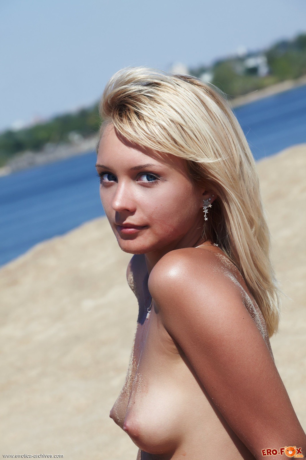 Блондинка с бритой писькой на пляже - фото
