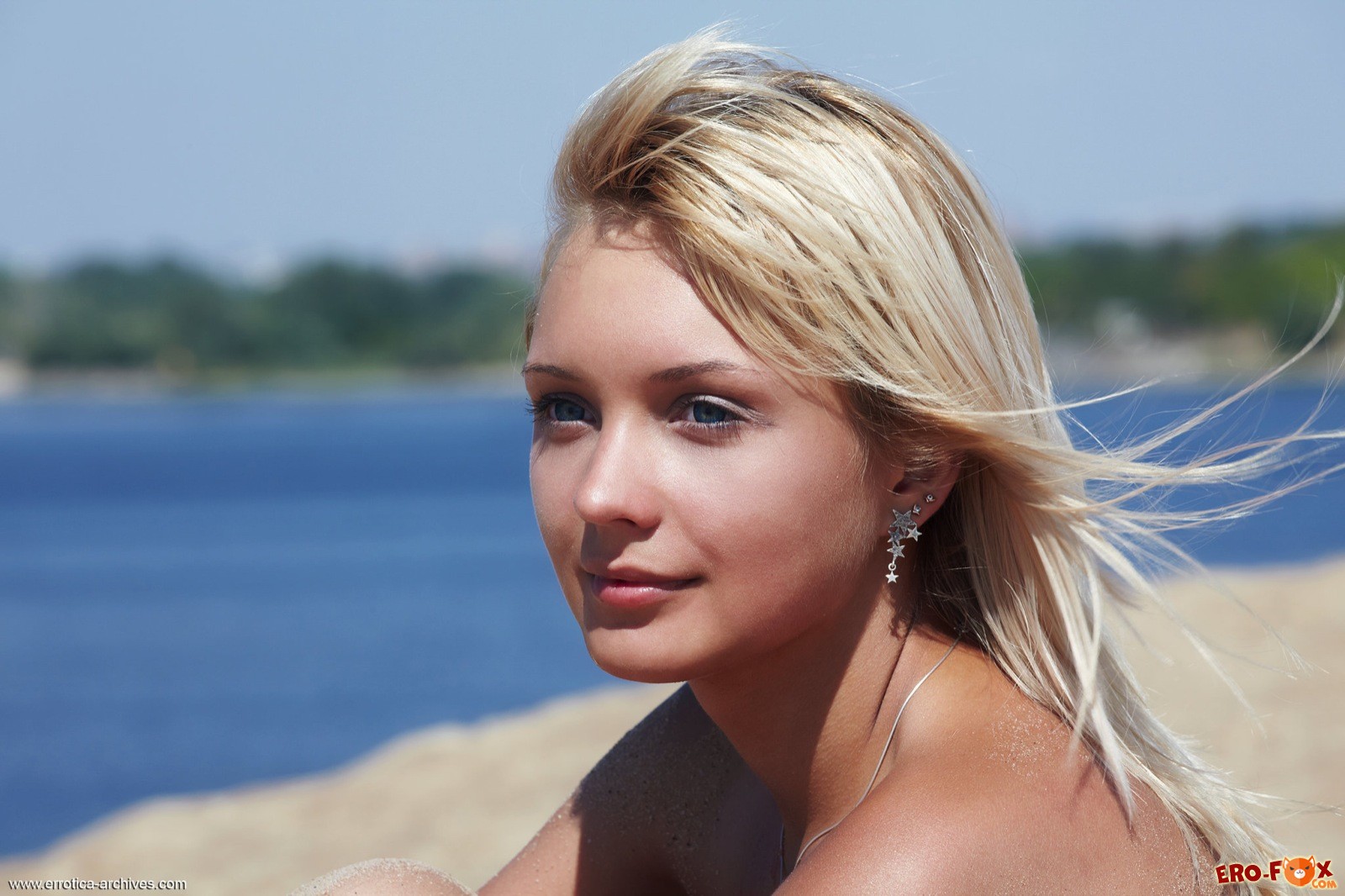 Блондинка с бритой писькой на пляже - фото