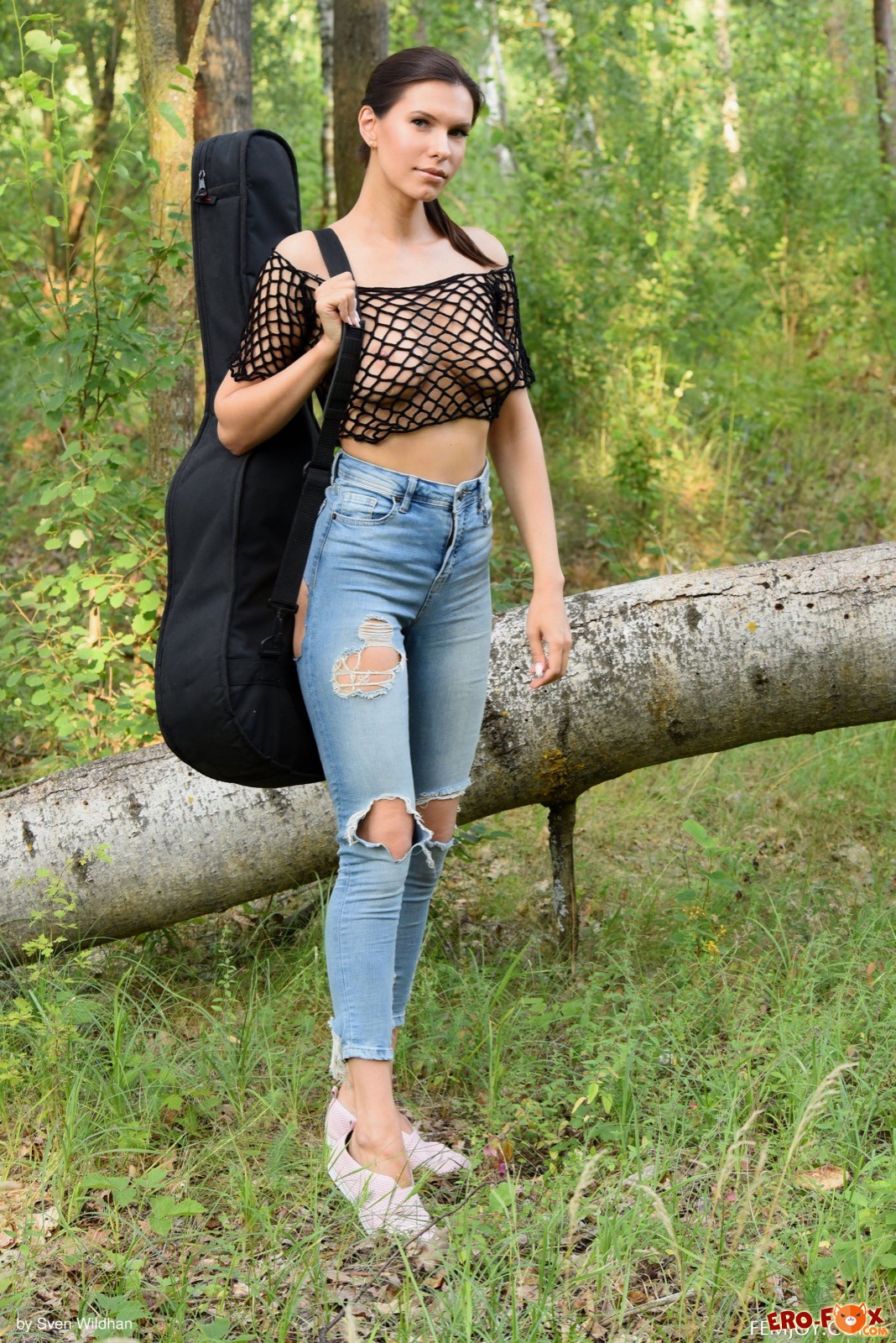 Девушка в рваных джинсах разделась до гола в лесу - фото